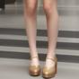 thin legs 细长的腿